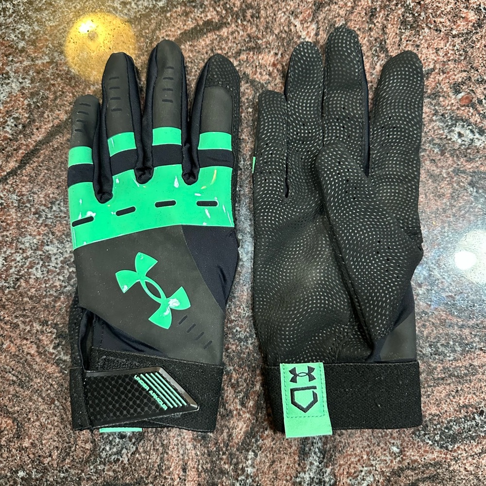 Women’s Under Armour radar batting gloves size xl